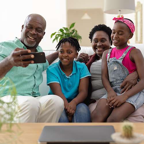 couple taking selfie on sofa 500x500 couple taking selfie on sofa 500x500